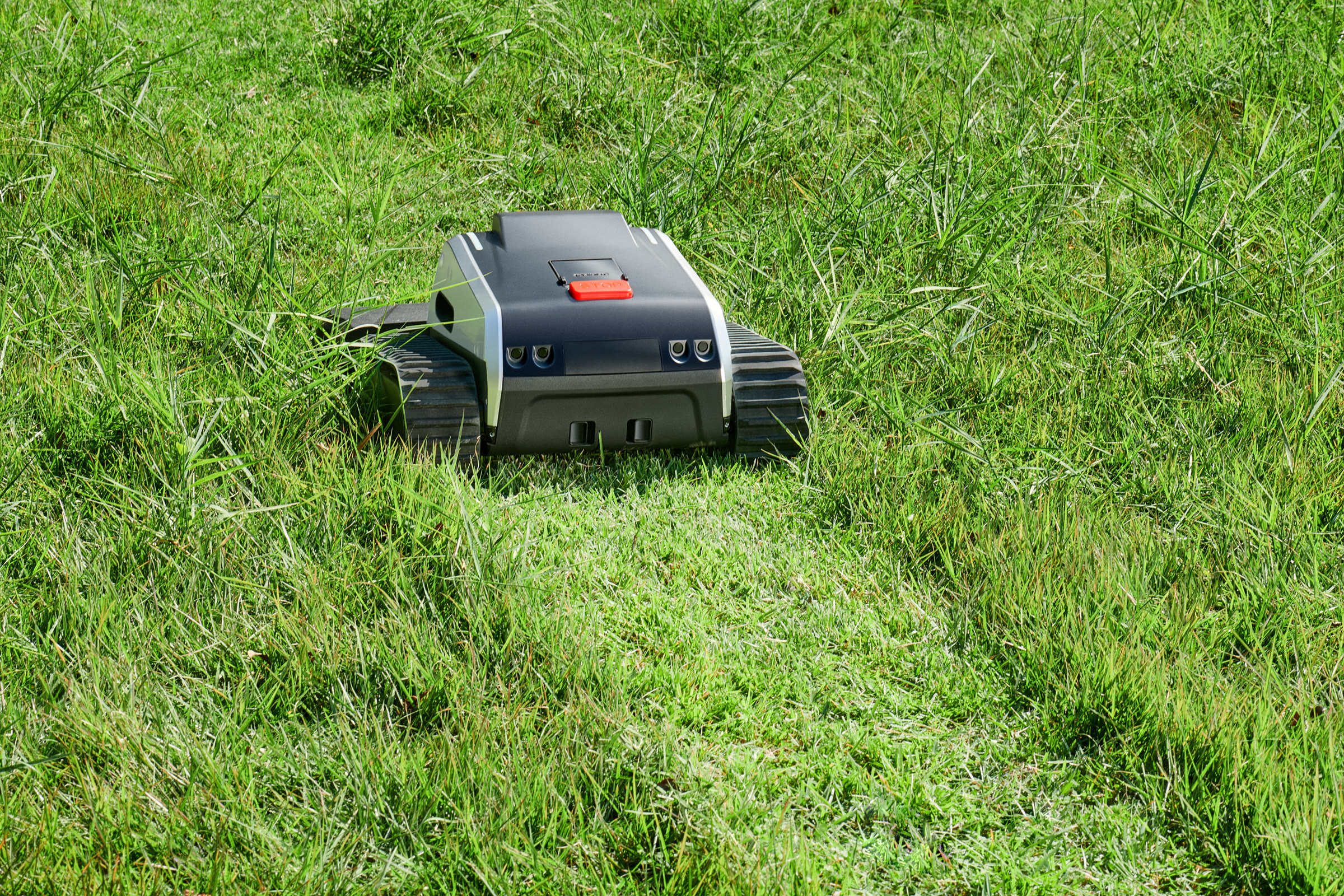 Lymow One Plus mowing clean turf